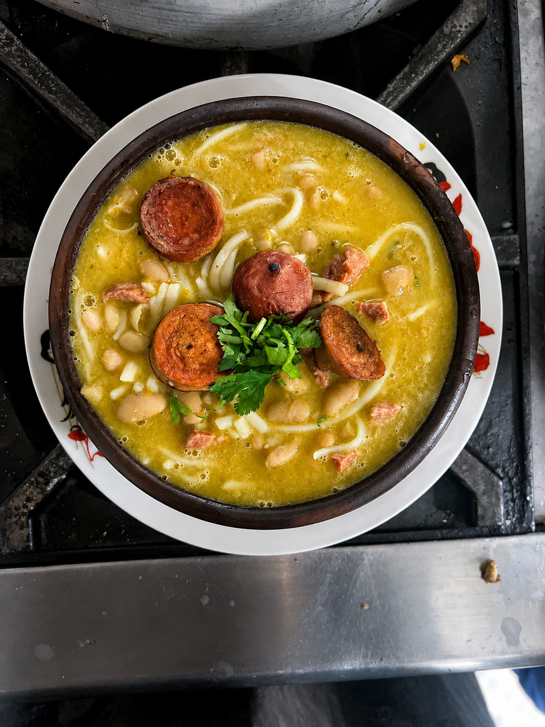 Porotos con riendas y longaniza