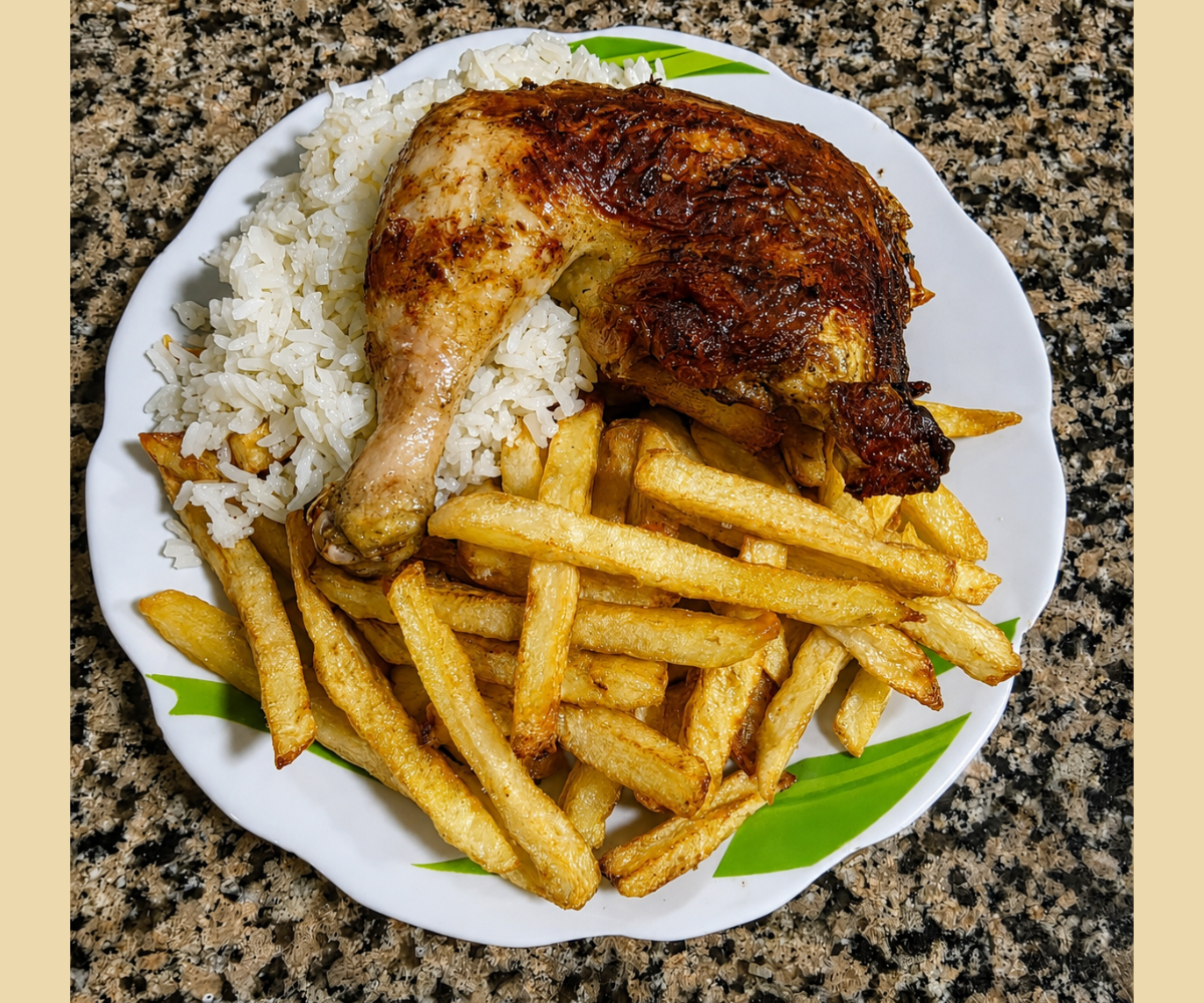 Trutro de pollo dorado con arroz y papas fritas